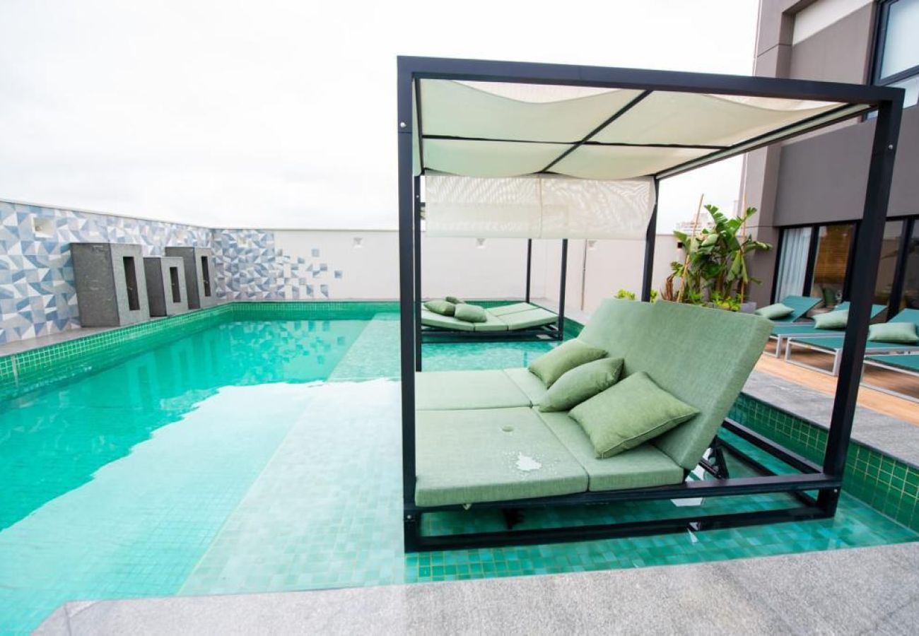 Piscina en la terraza de un apartamento amueblado para alquiler por temporada en Vila Olímpia, São Paulo